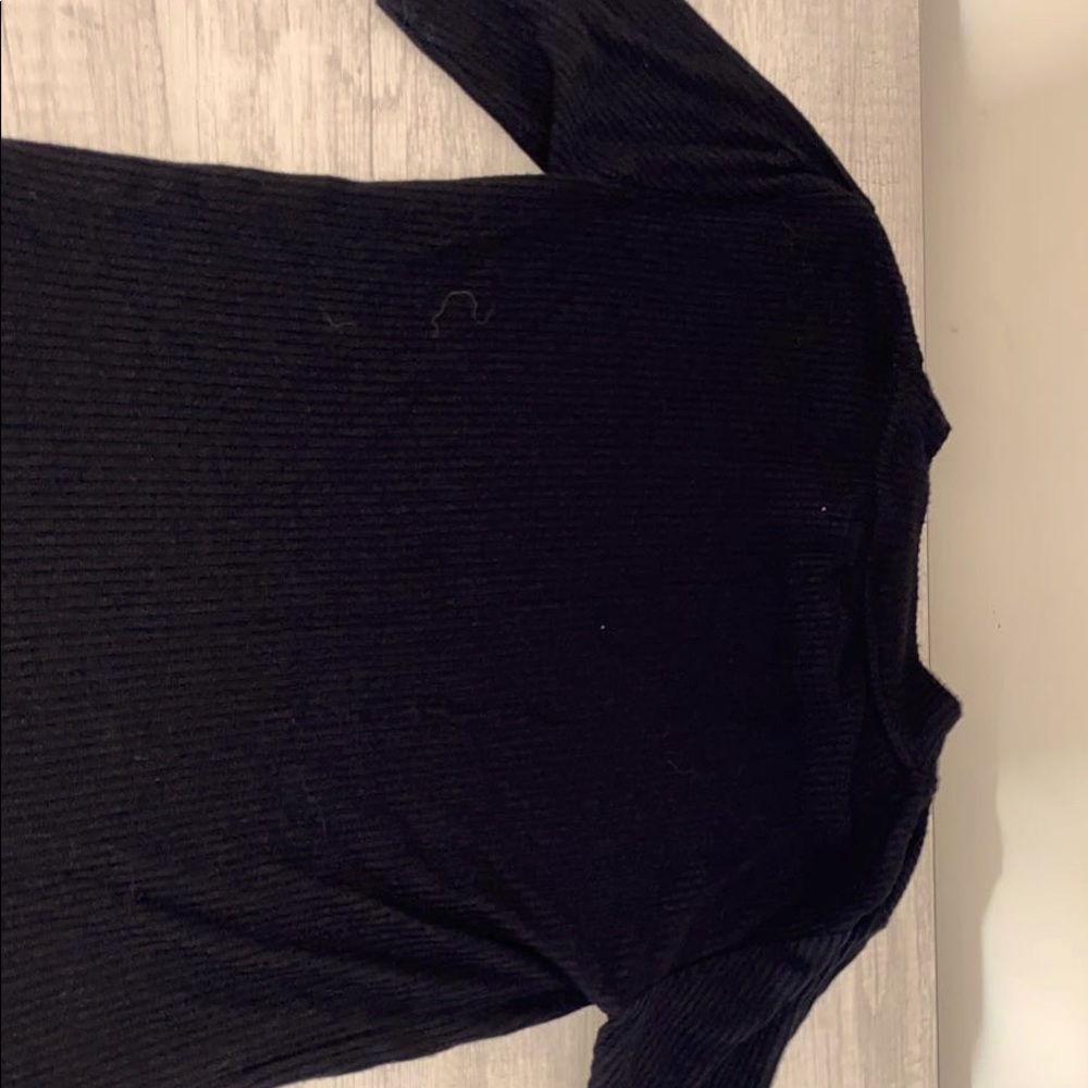 black shirt sleeve shirt
